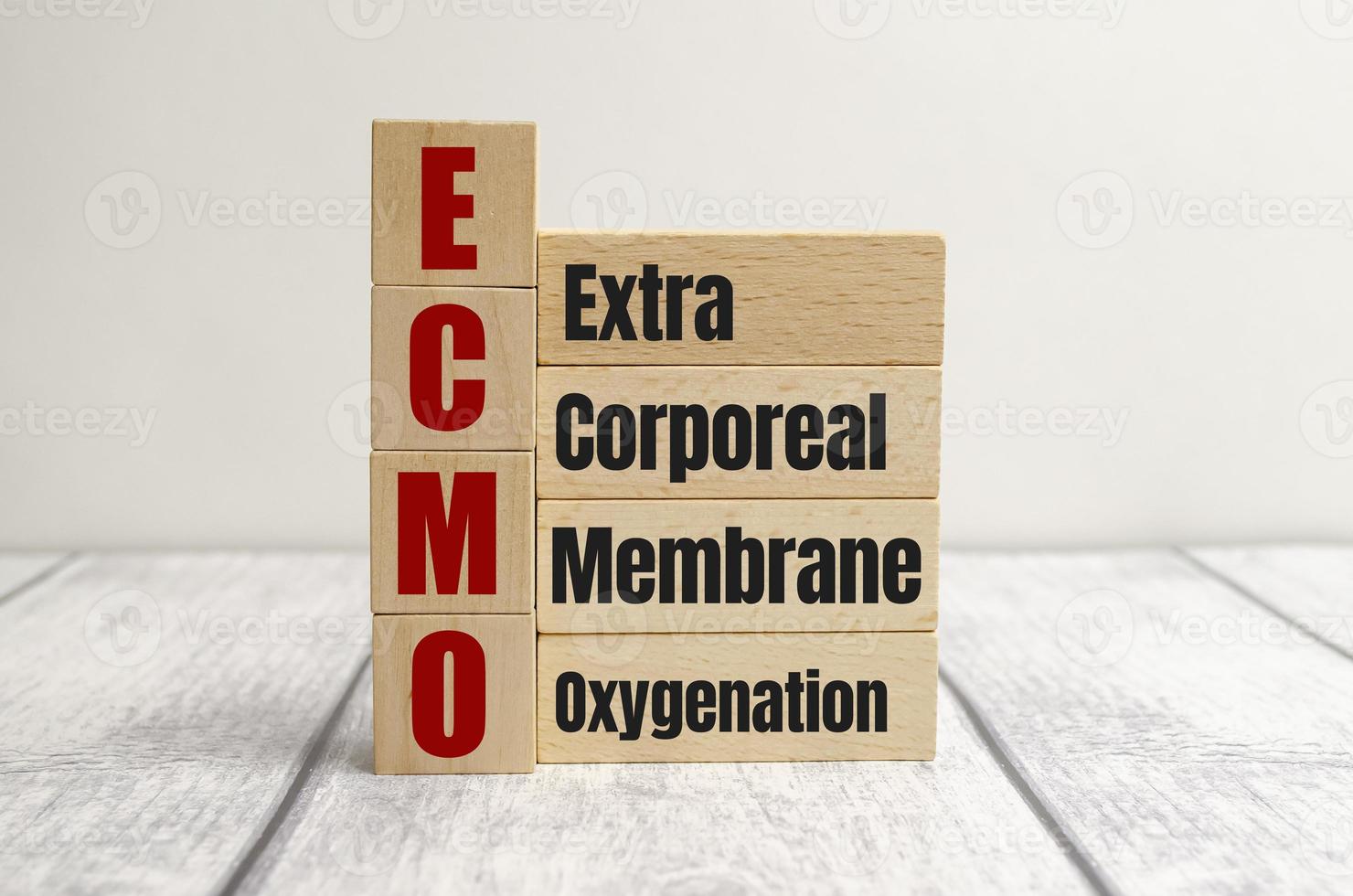 concept woorden ecmo, extra lichamelijke membraanoxygenatie op kubussen en blokken op een mooie witte achtergrond foto