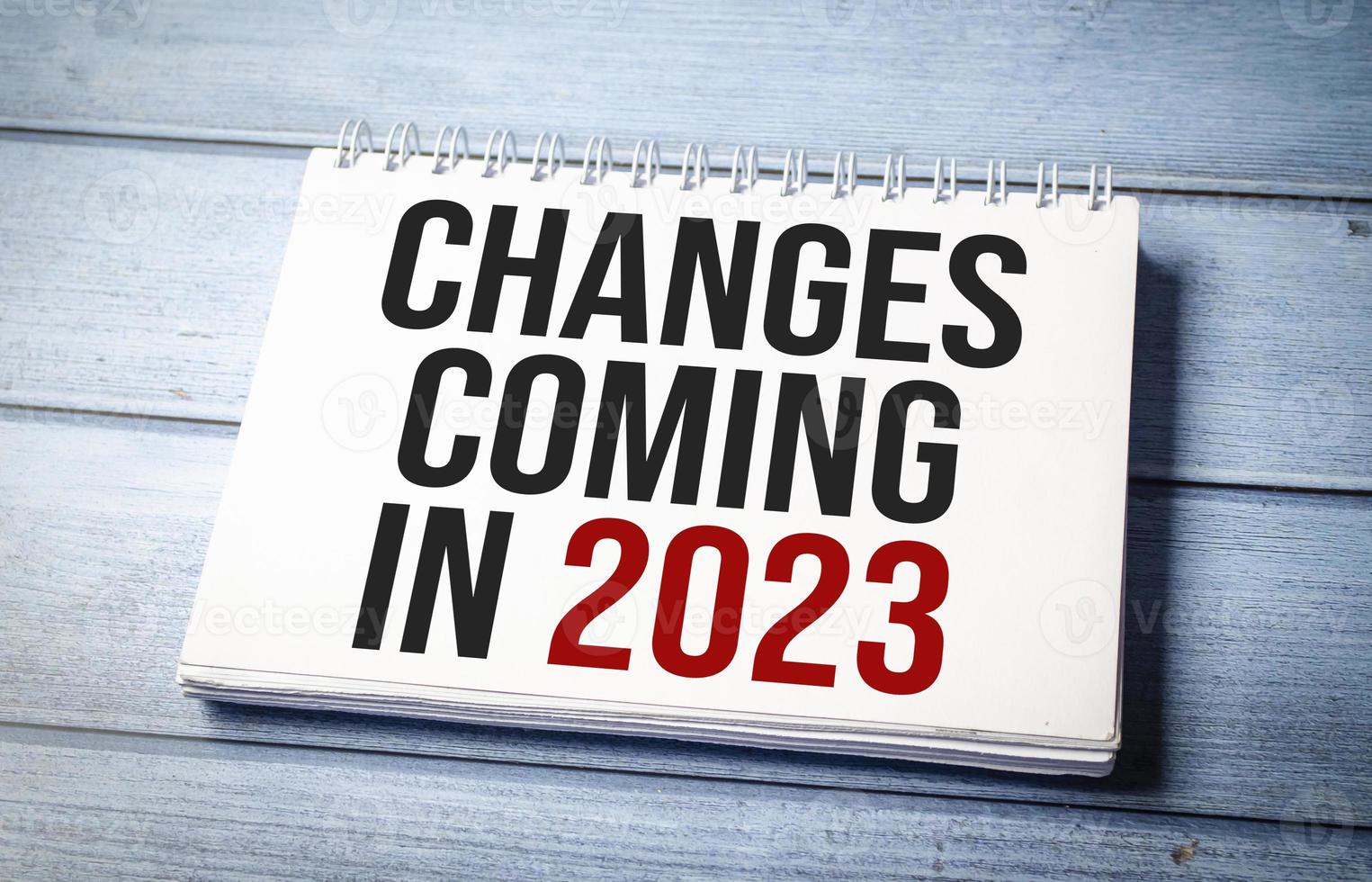 verandering komt in 2023 geschreven in notitieboekje op witte tafel foto