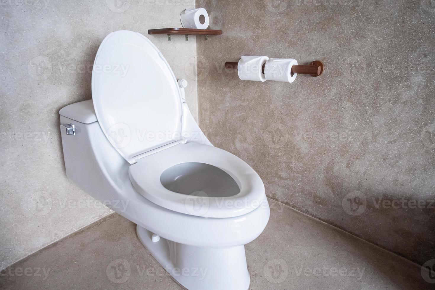 nieuwe keramische toiletpot en toiletpapier. schoonmaak, wc, lifestyle en persoonlijke hygiëne concept foto