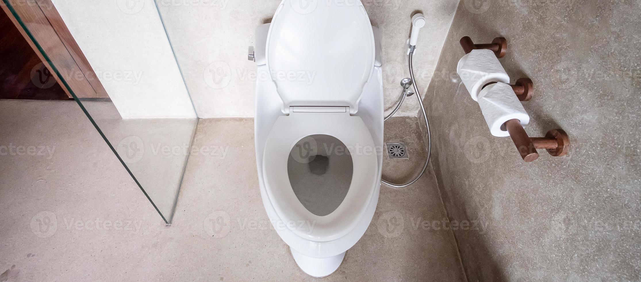 nieuwe keramische toiletpot en toiletpapier. schoonmaak, wc, lifestyle en persoonlijke hygiëne concept foto