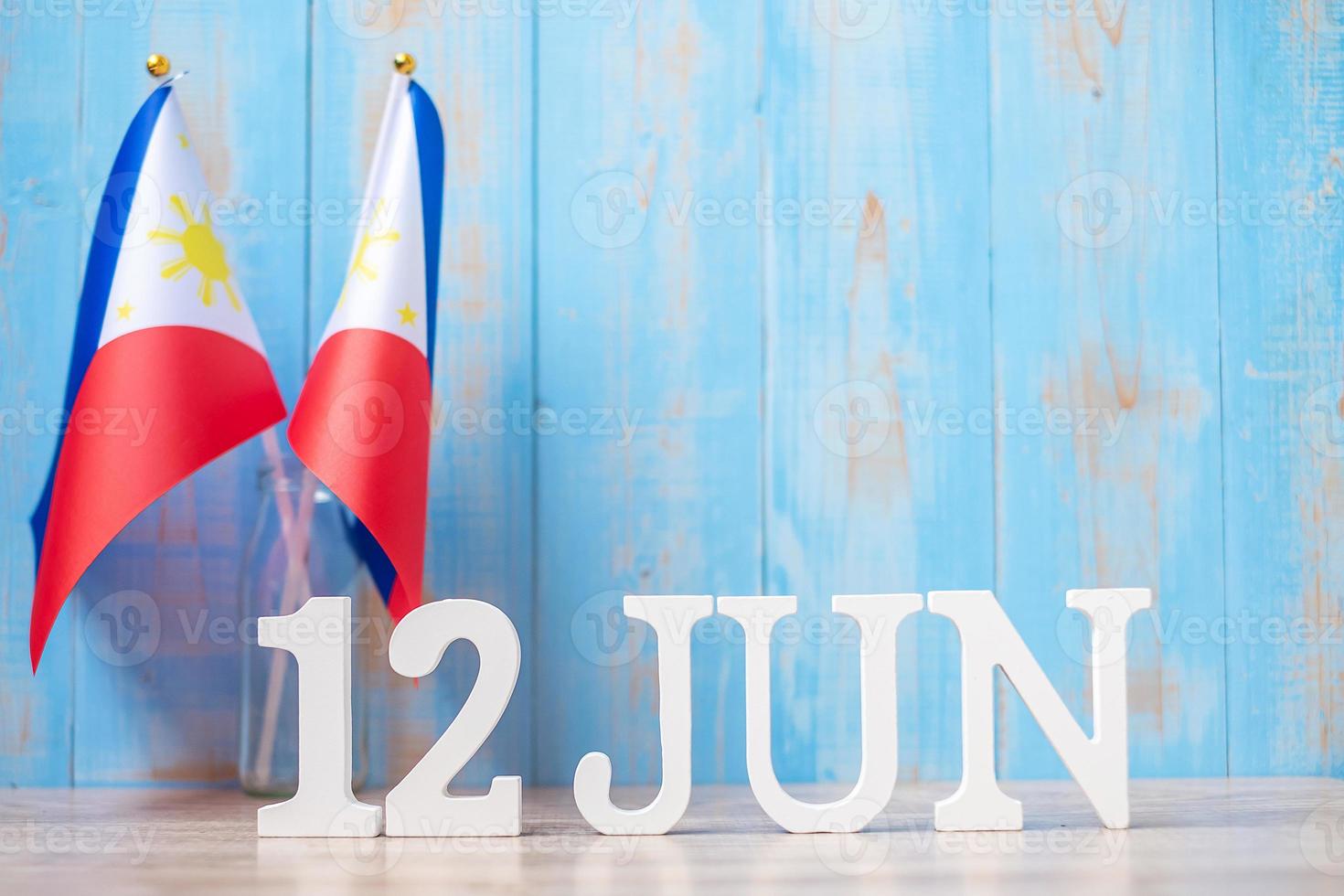 houten tekst van 12 juni met Filippijnse vlaggen. Filippijnse onafhankelijkheidsdag en gelukkige vieringsconcepten foto