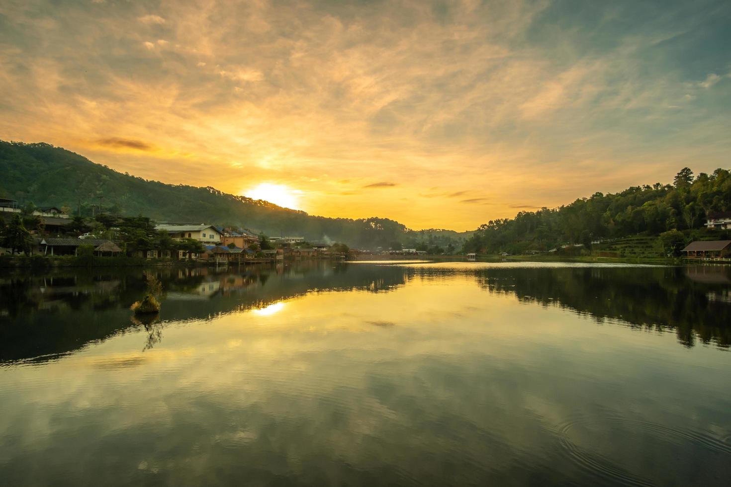 mooi uitzicht op het meer in de ochtendzonsopgang, ban rak thai village, landmark en populair voor toeristenattracties, mae hong son provincie, thailand. reisconcept foto