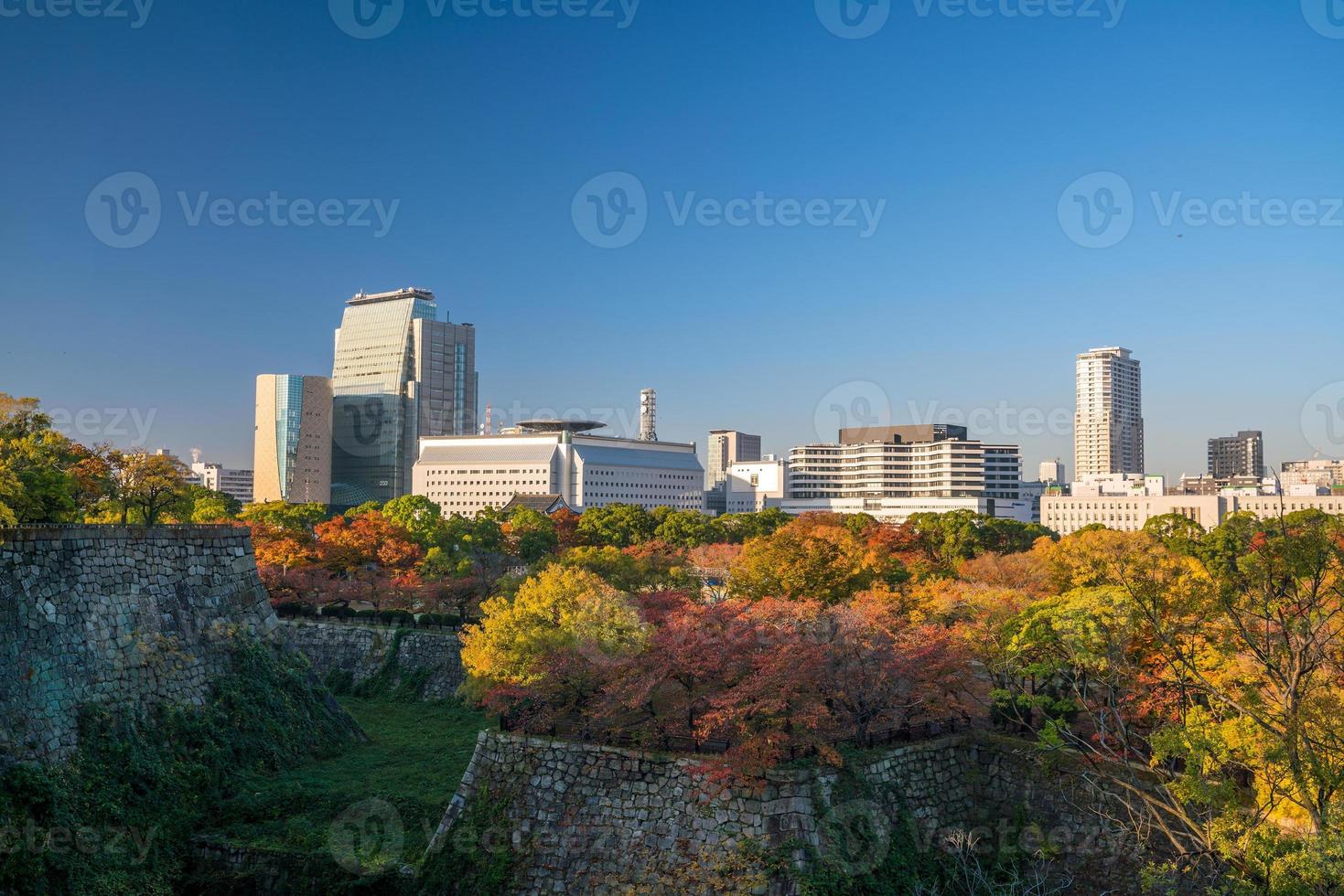 skyline van de stad osaka in japan foto