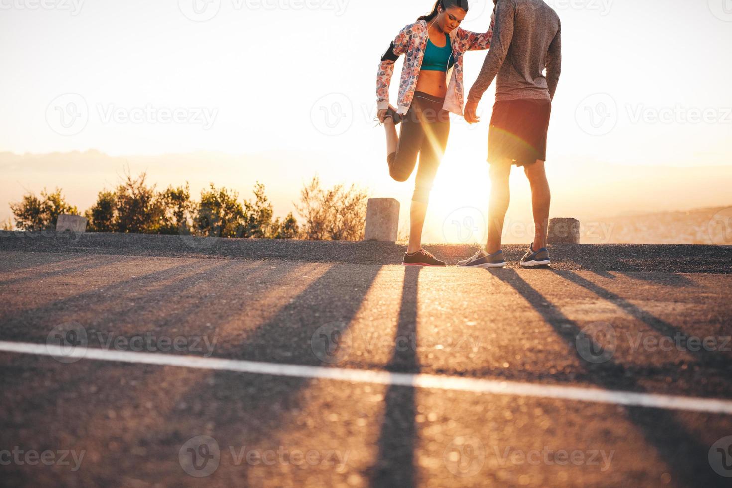 joggers strekken zich uit voor een run foto