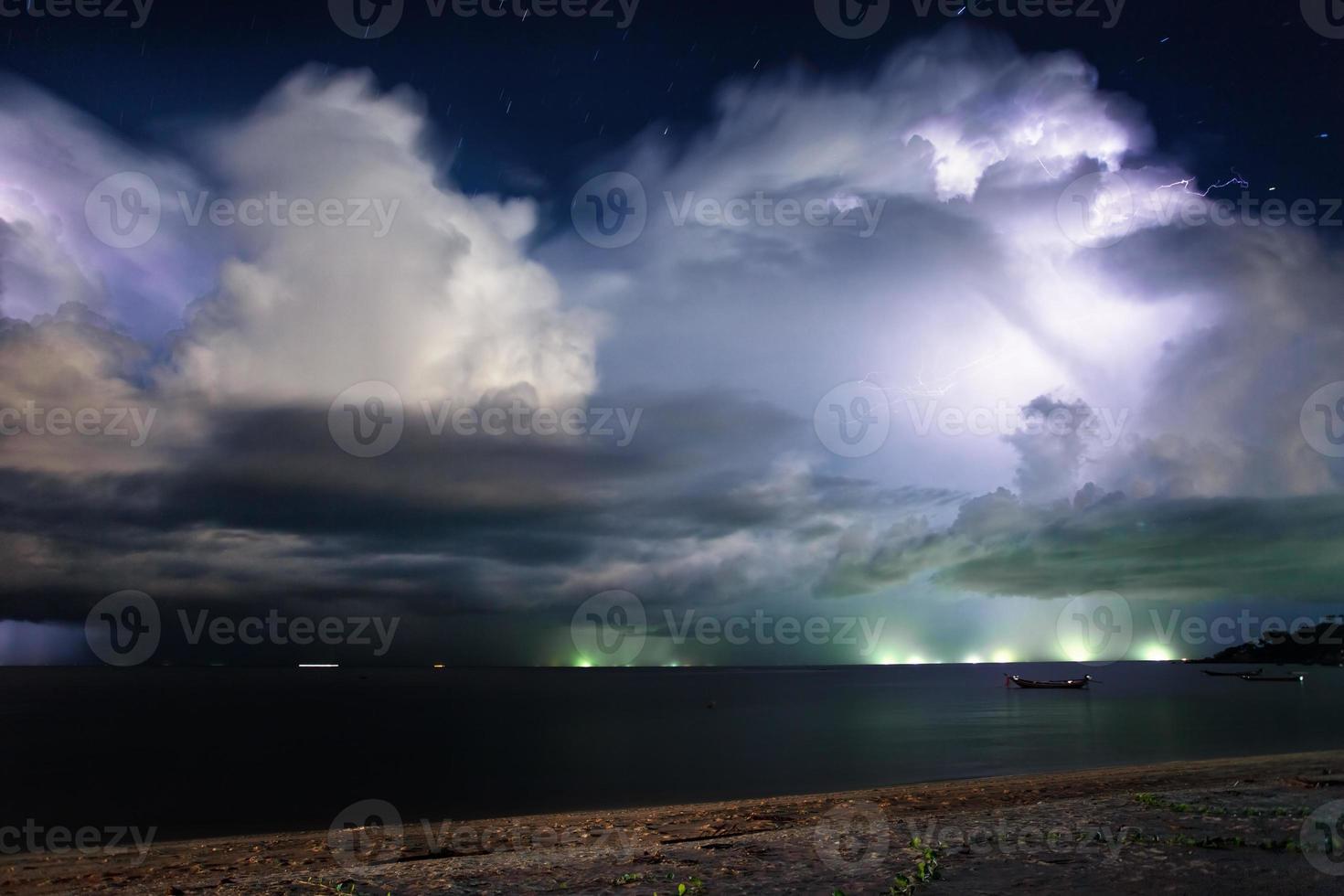bliksem boven de zee. Thailand foto