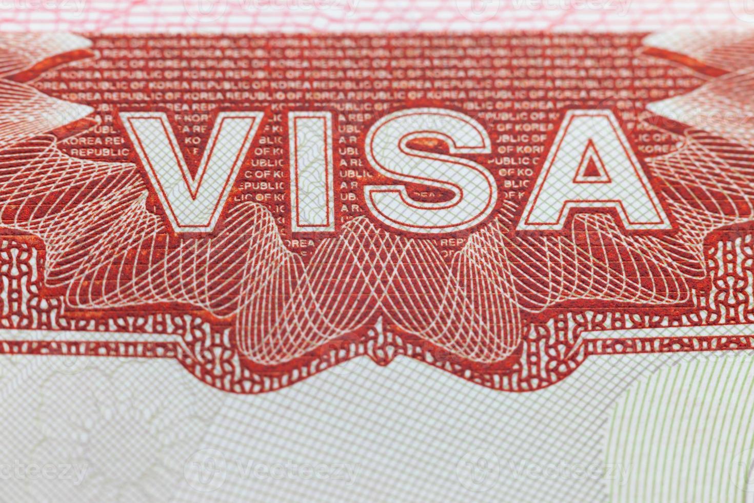 buitenlands visum op een paspoortpagina - geniet van reisachtergrond foto