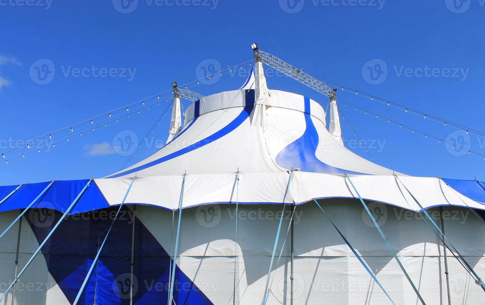 blauwe en witte big top tent foto