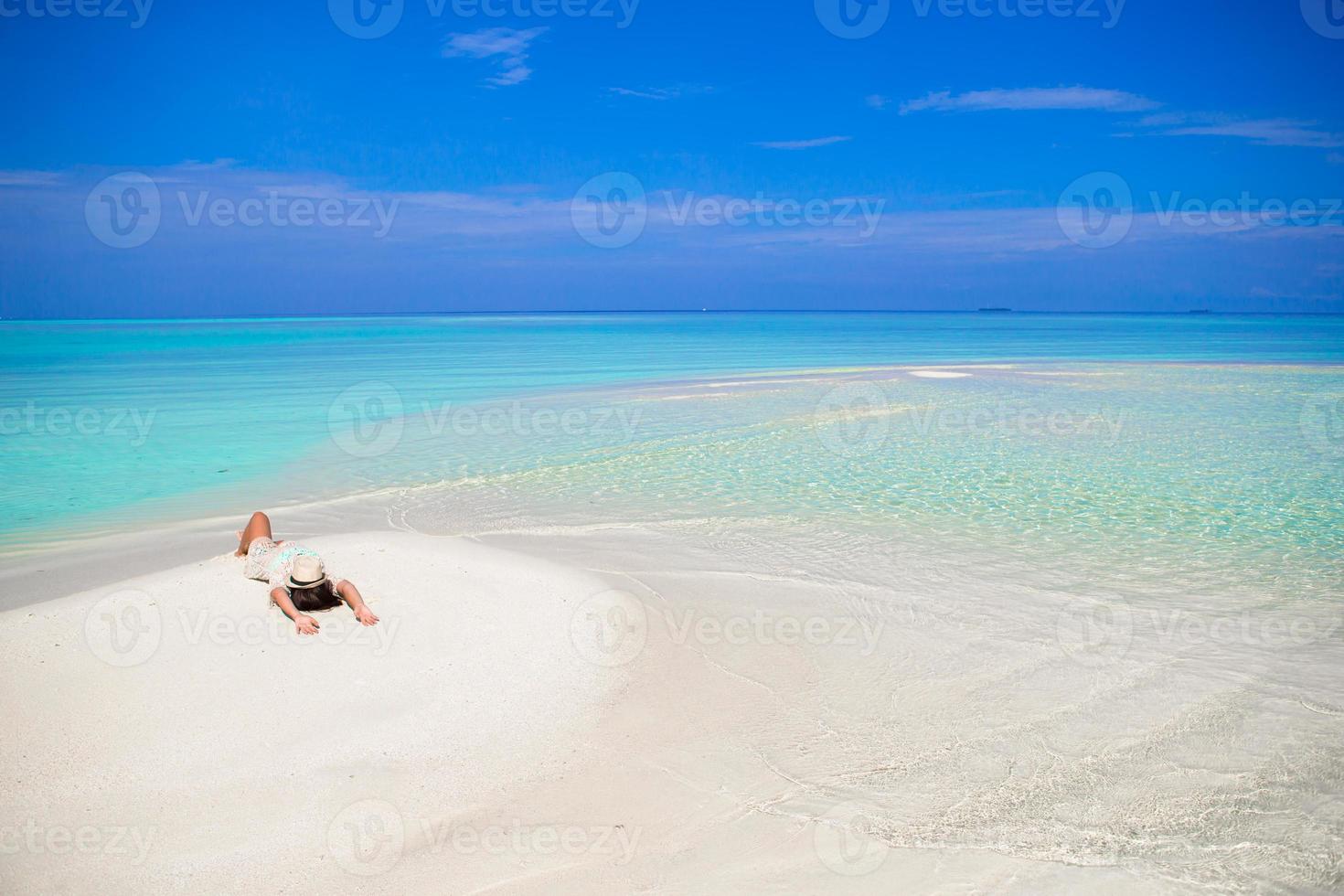 jonge vrouw genieten van tropische strandvakantie foto