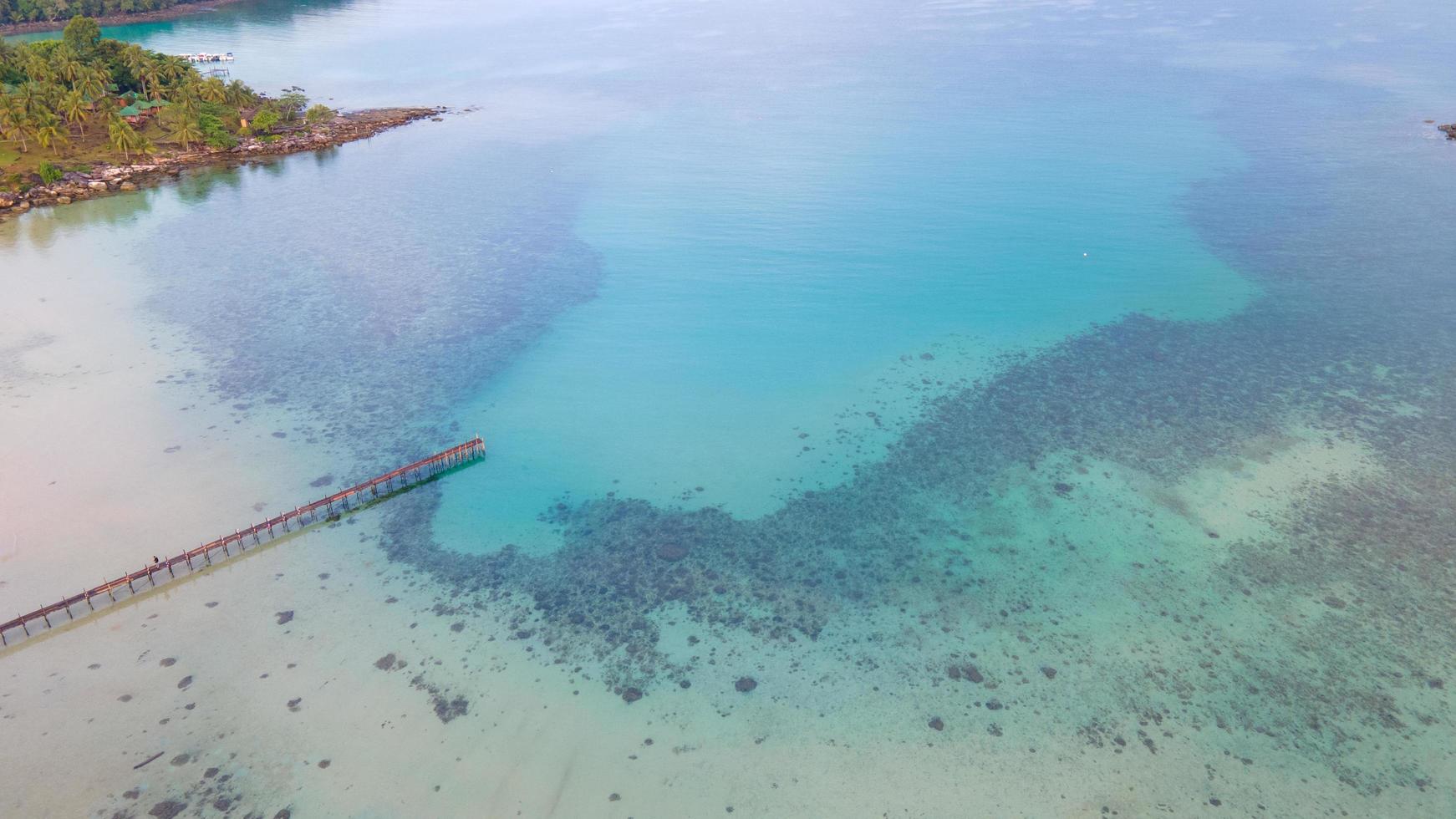 luchtfoto van natuur tropisch paradijs eiland strand beveelt een goede zomer mooie tijd op het strand met helder water en blauwe lucht in koh kood of ko kut, thailand. foto