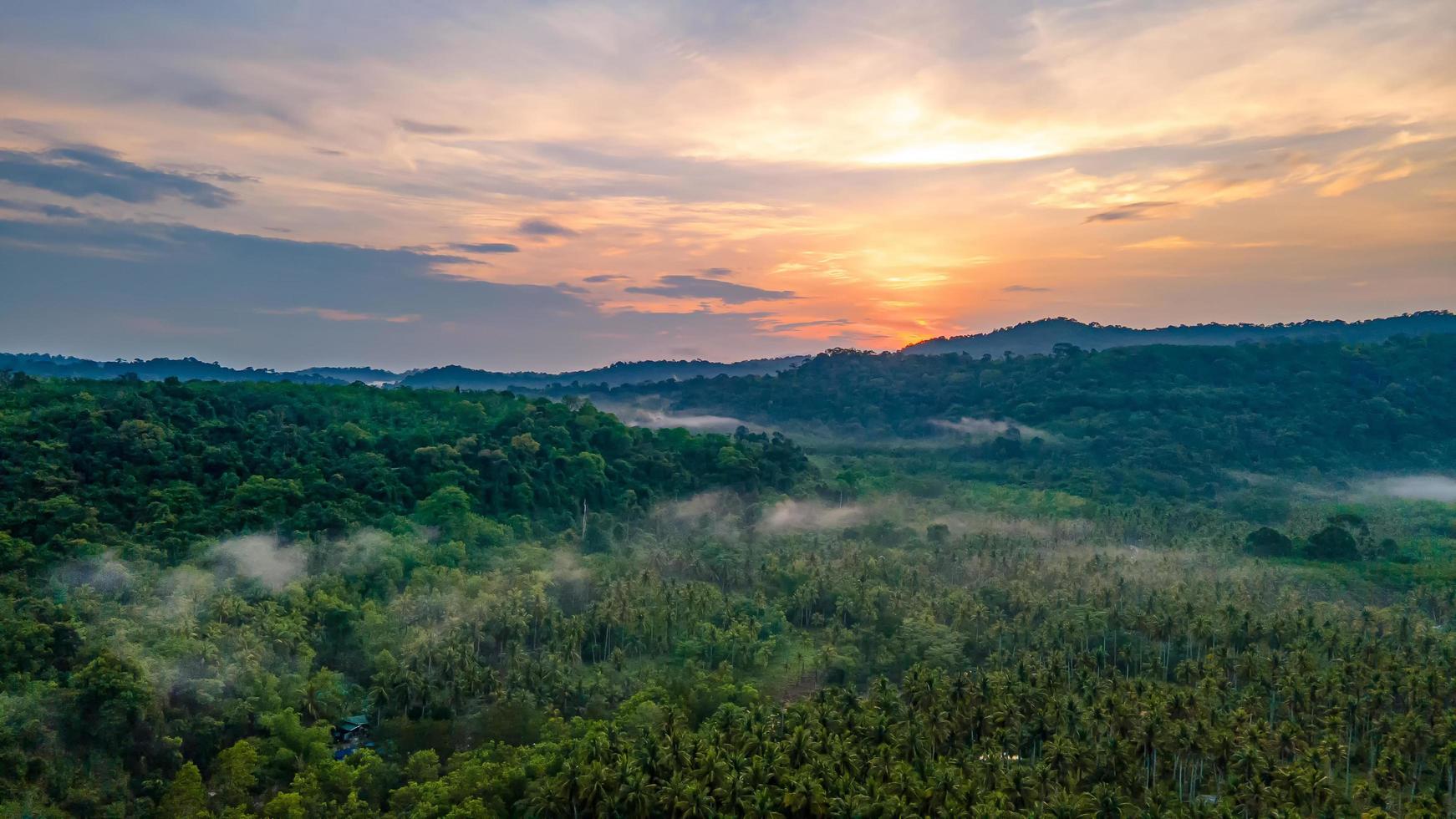 luchtfoto van natuur tropisch paradijs eiland strand beveelt een goede zomer mooie tijd op het strand met helder water en blauwe lucht in koh kood of ko kut, thailand. foto