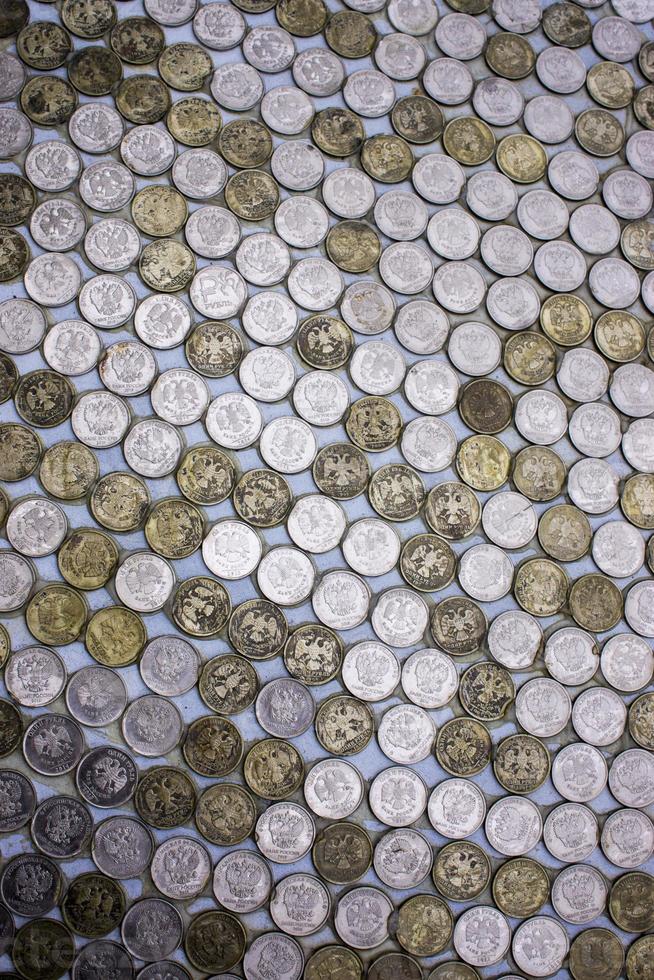 Russische munten textuur. volledige frame-opname van munten gerangschikt op tafel foto
