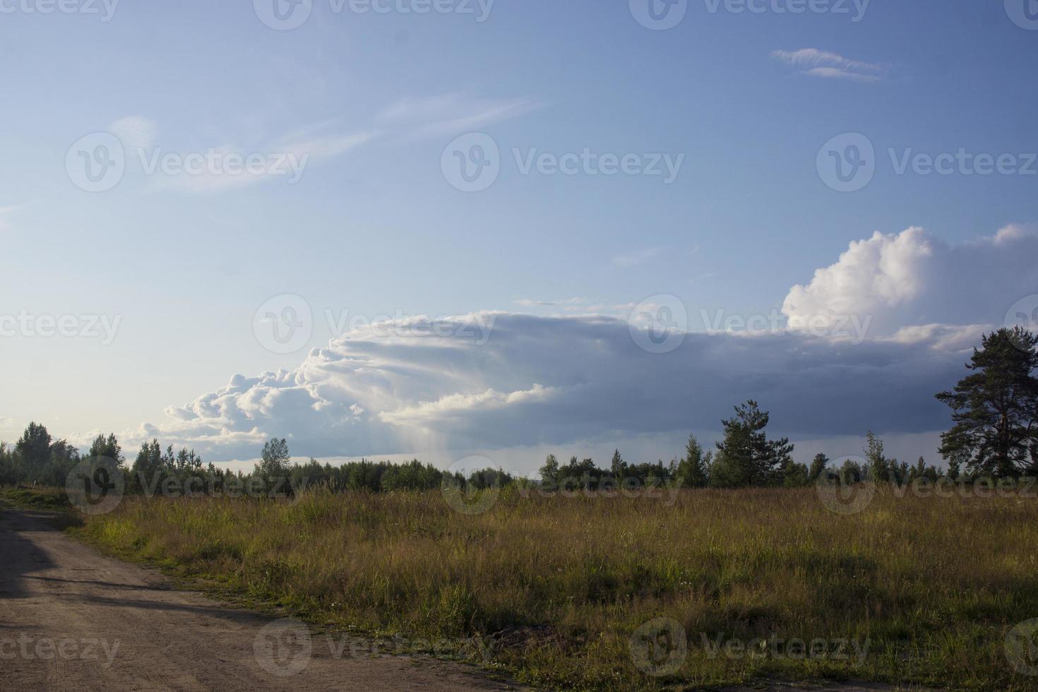 landschap met majestueuze mooie dramatische pre-bedreigende lucht. bewolkte lucht foto