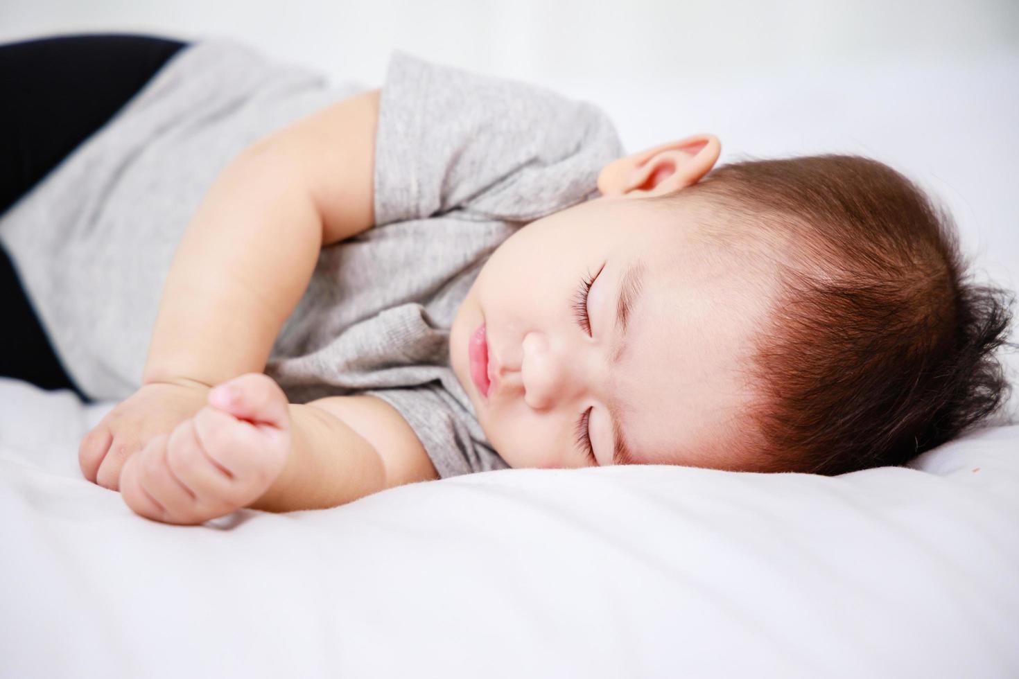 pasgeboren slapende baby in bed. modern moederschap, bannerformaat foto