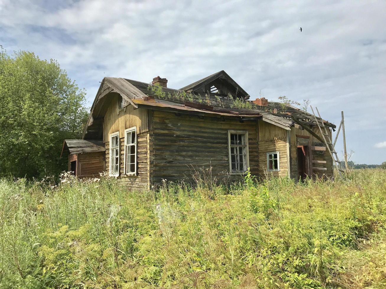 een verlaten oud huis in een veld foto