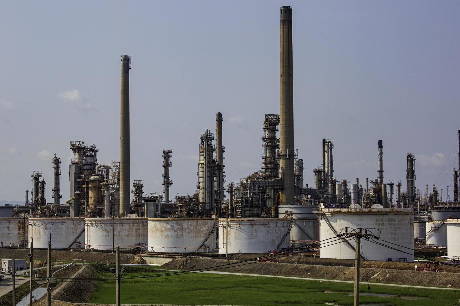 scène van tankolieraffinaderij en torenkolom van petrochemie foto