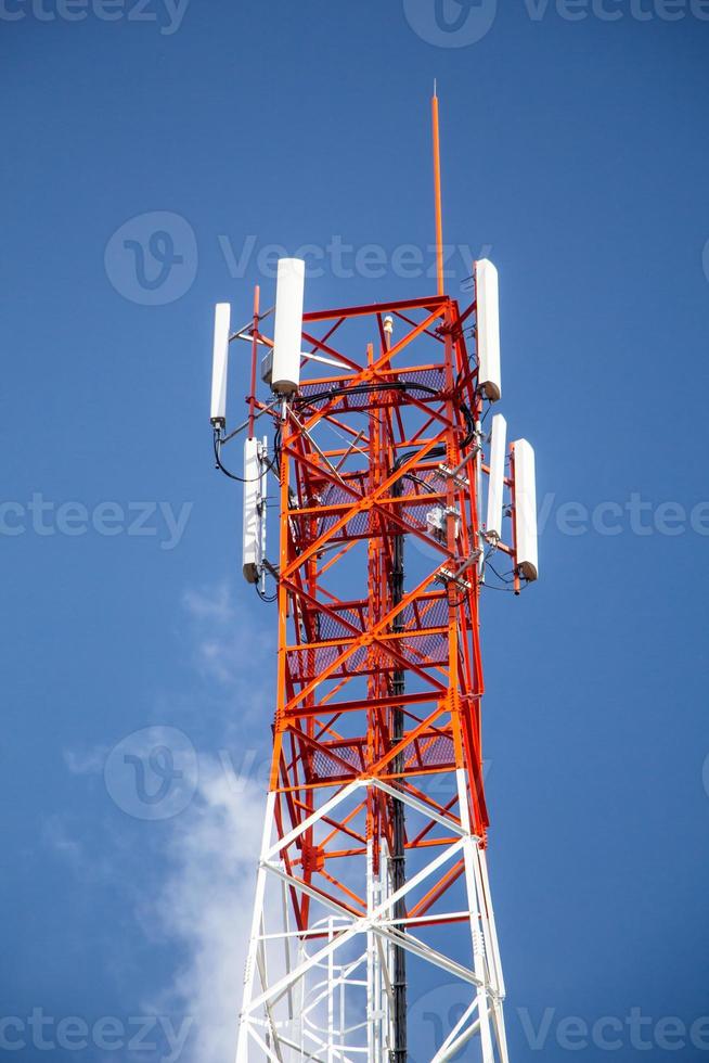 telecommunicatietoren met blauwe lucht foto