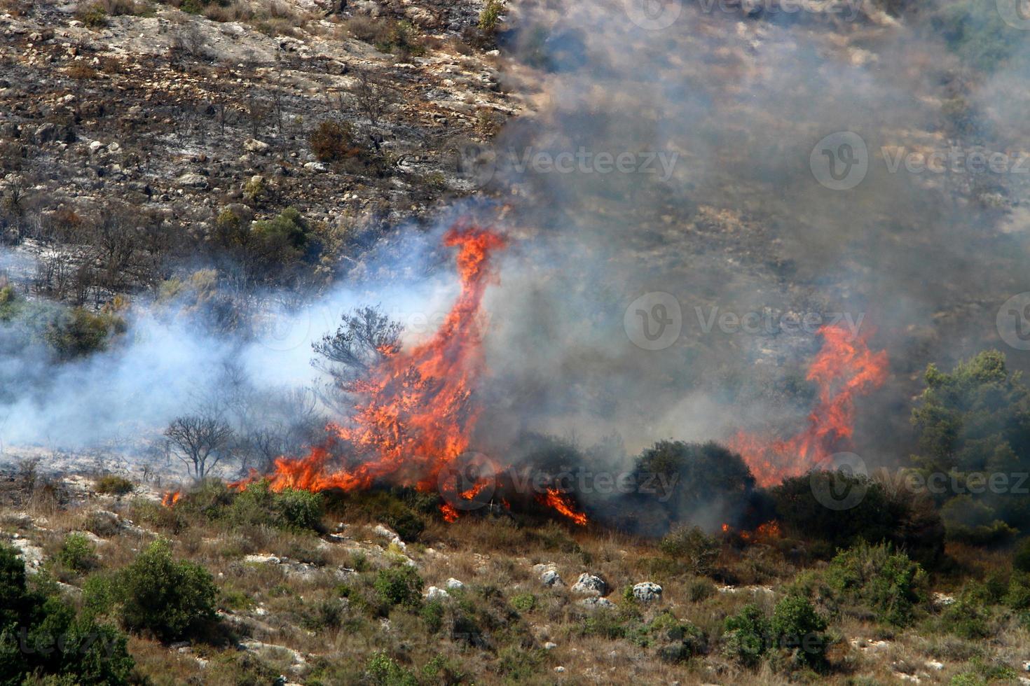 brand in de bergen op de grens van israël en libanon foto