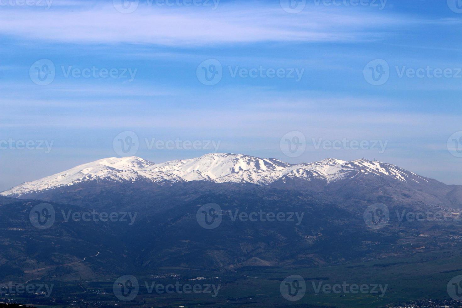 mount hermon ligt op de grens van israël, syrië en libanon foto