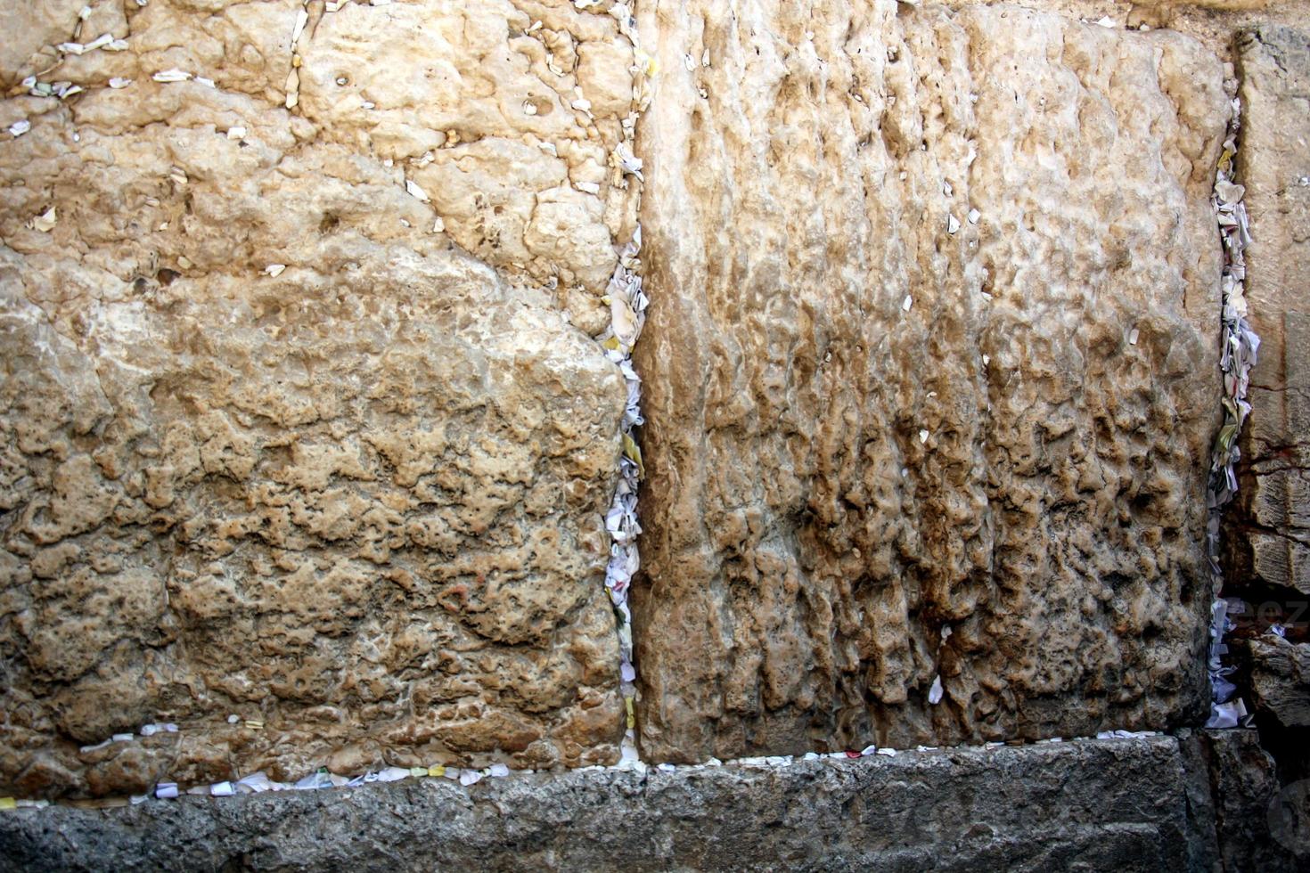 aantekeningen in de klaagmuur in Jeruzalem met hun verzoeken en verlangens gericht aan god. foto