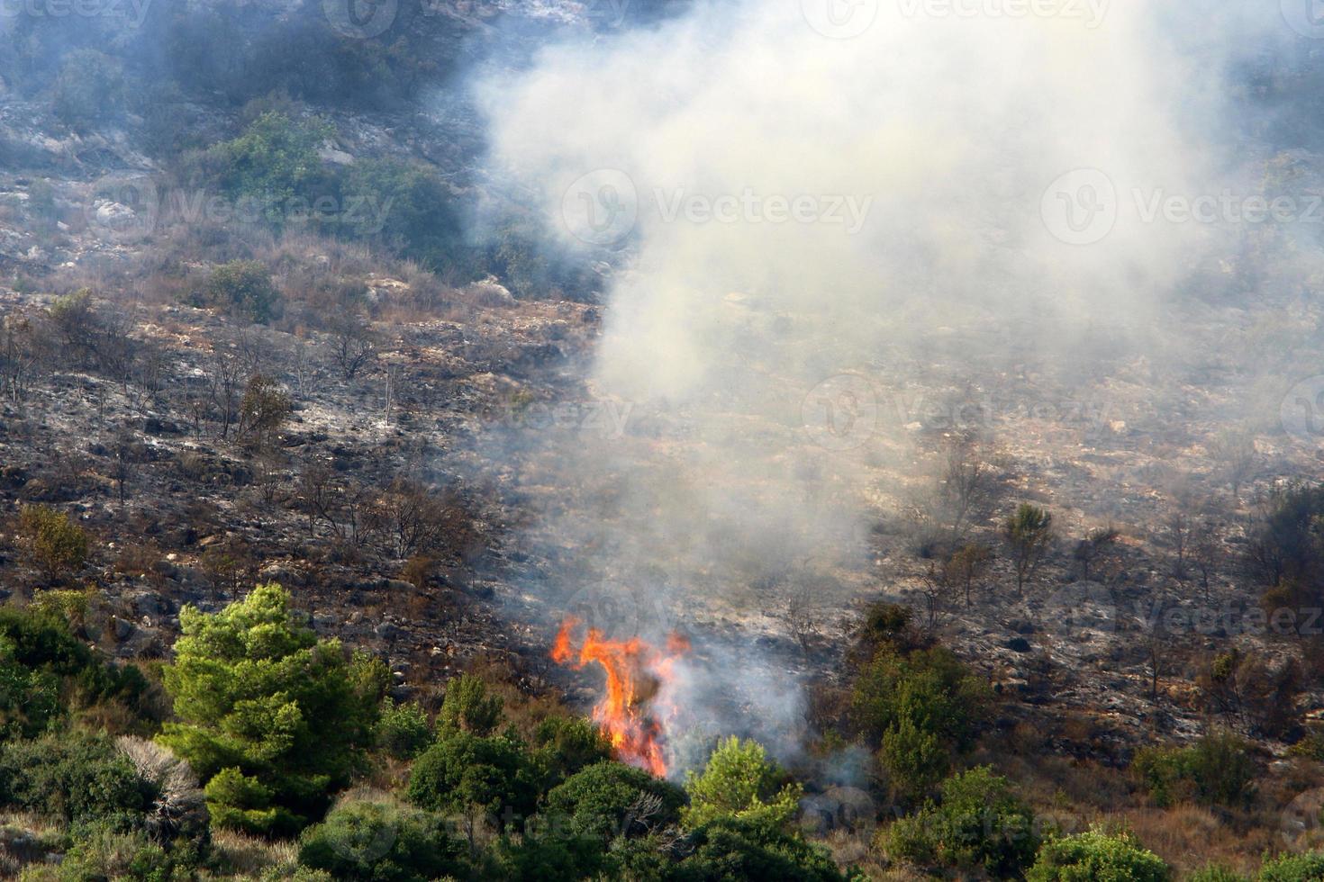 een VN-helikopter blust een brand in een bos op de grens tussen Israël en Libanon. foto