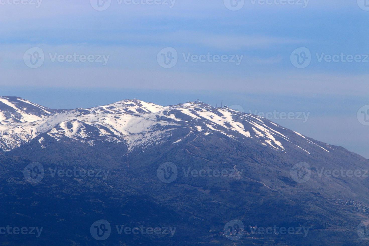 mount hermon ligt op de grens van israël, syrië en libanon foto