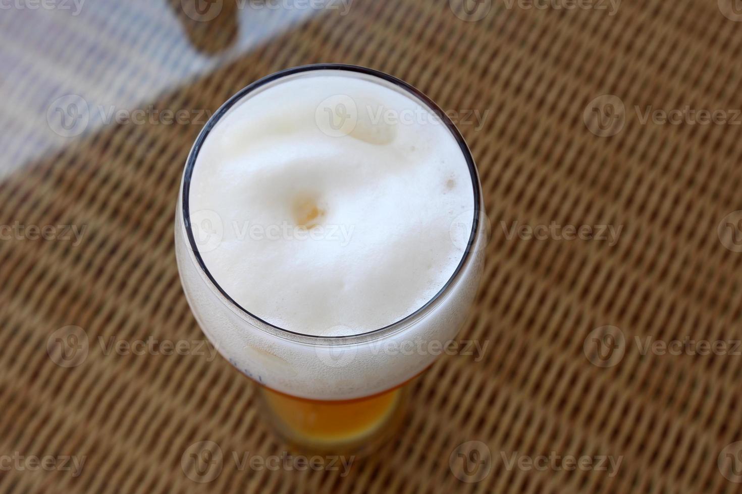 vers licht bier in een glas. foto