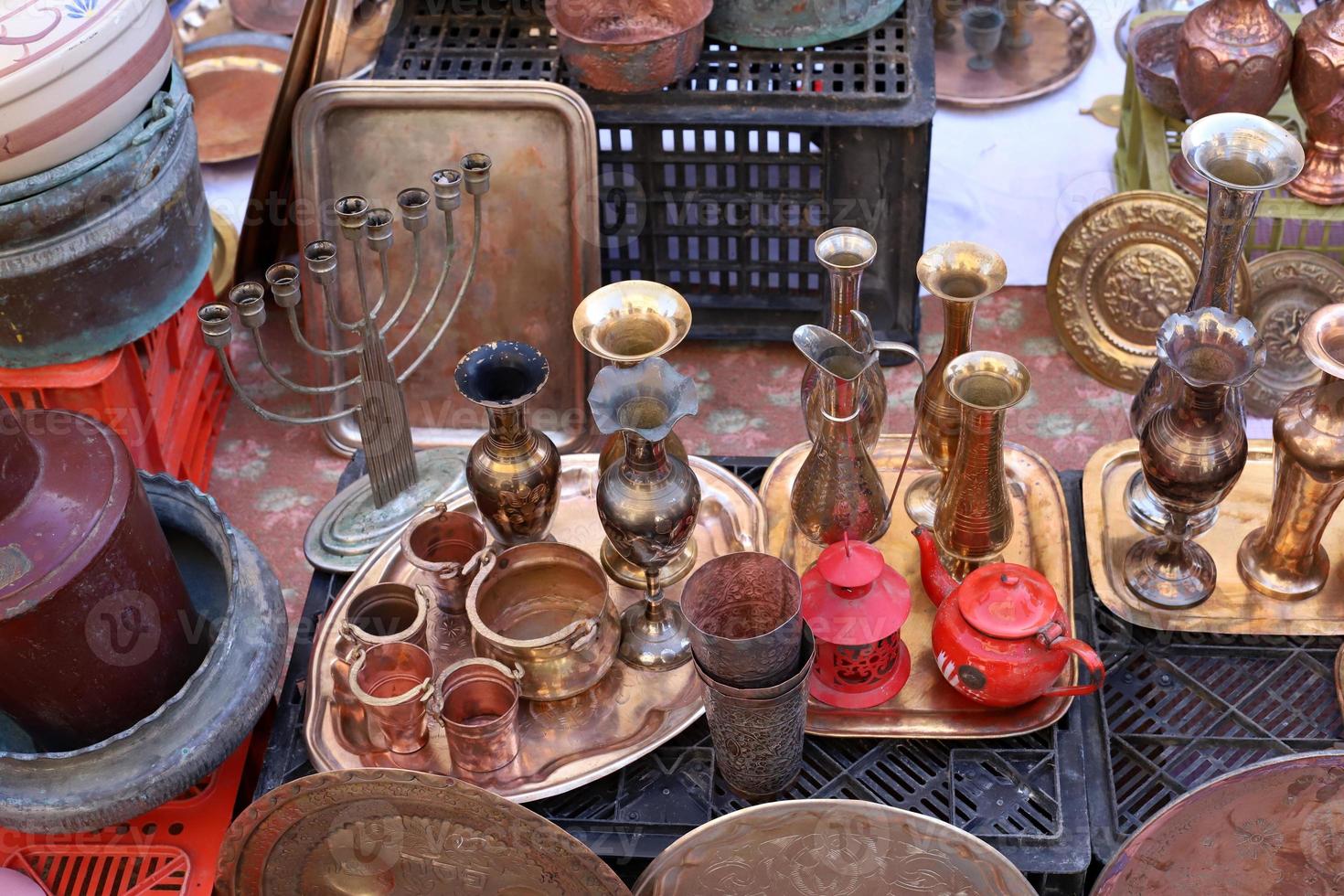 oude dingen en gereedschap worden verkocht op een vlooienmarkt in israël foto