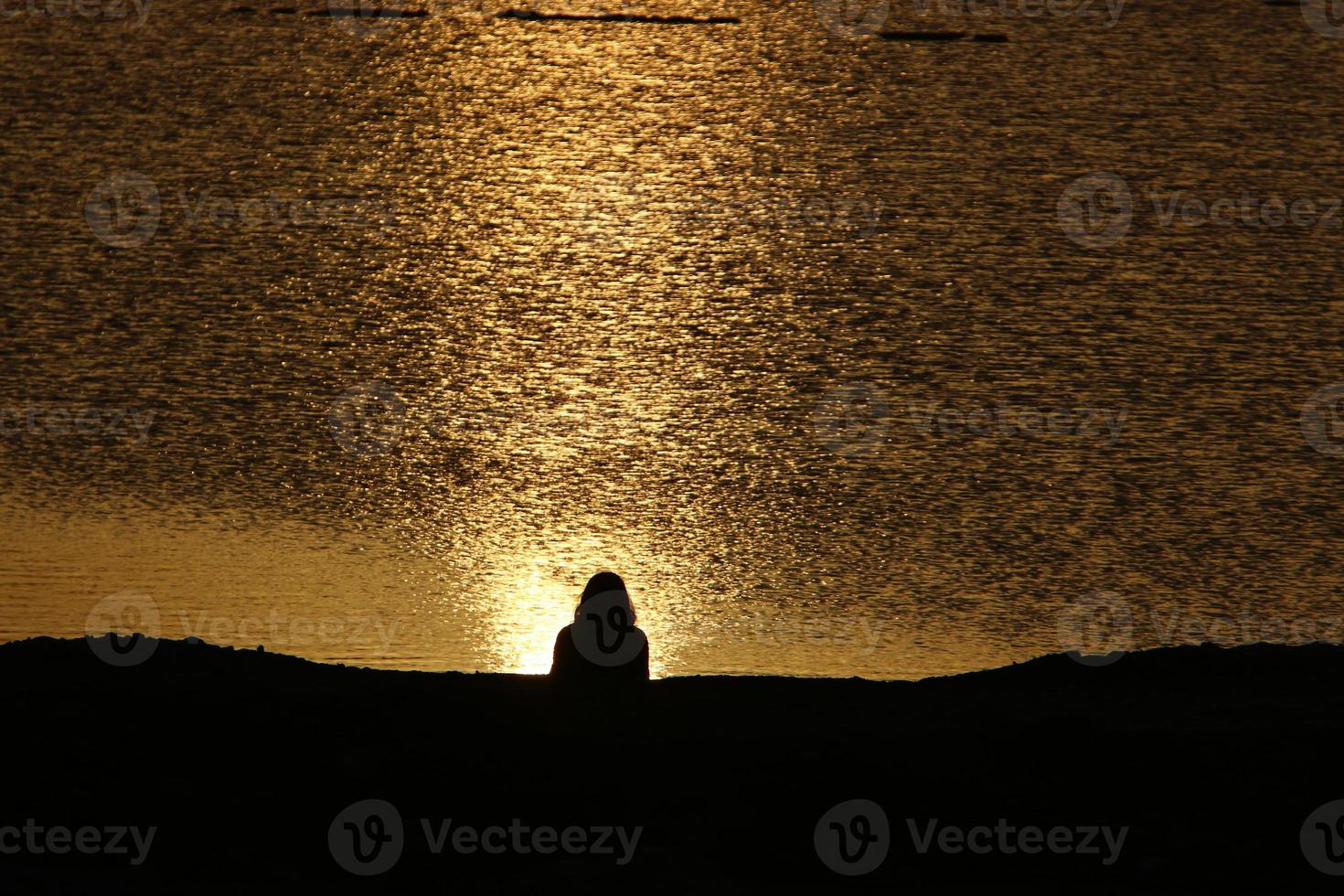 zonsopgang op de dode zee van achter de bergen in jordan foto