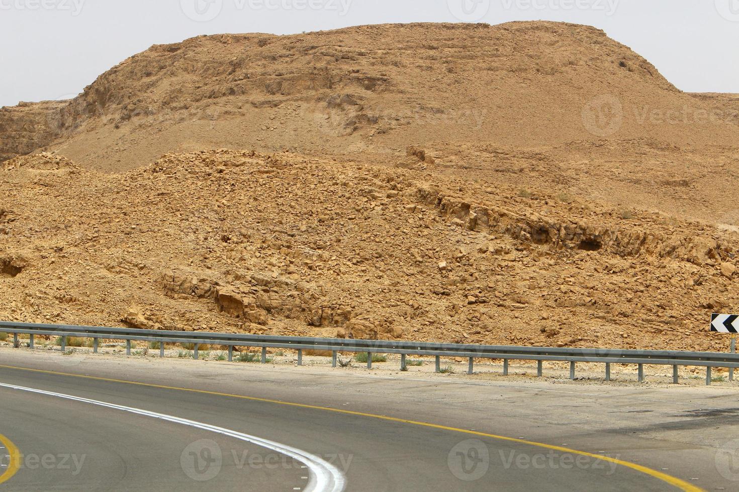 weg in de Eilat-bergen in de Negev-woestijn foto