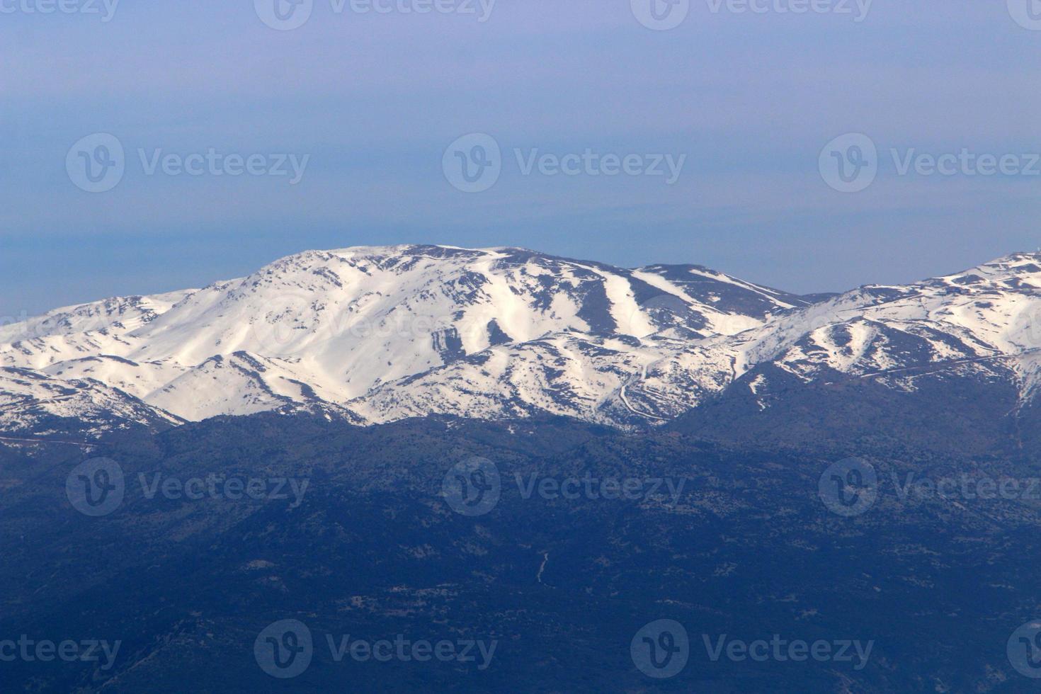 mount hermon ligt op de grens van israël, syrië en libanon foto