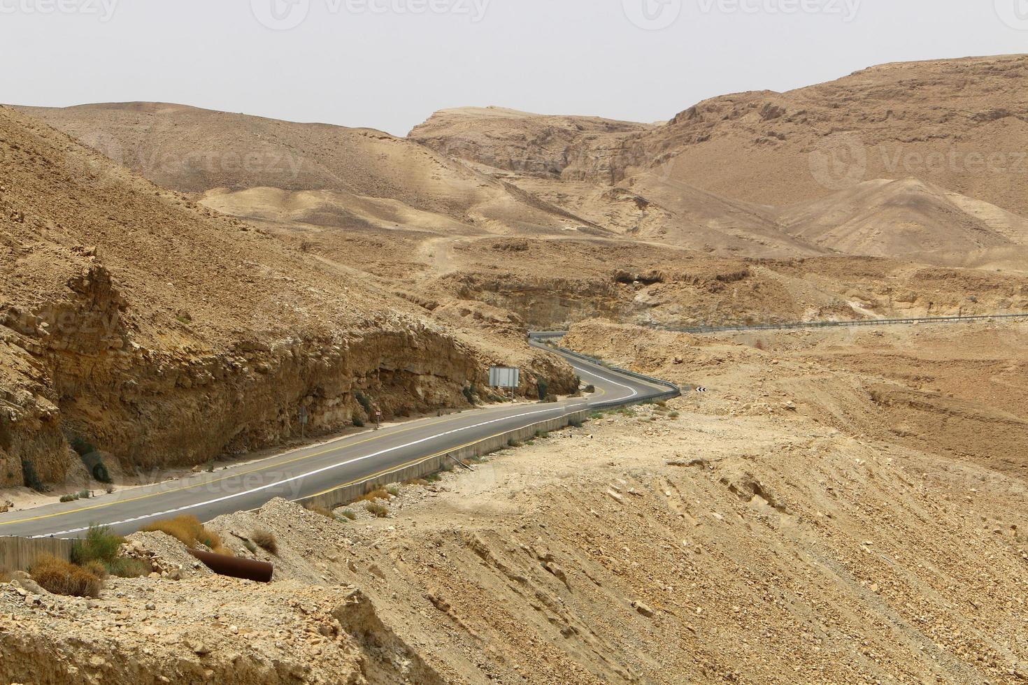 weg in de Eilat-bergen in de Negev-woestijn foto