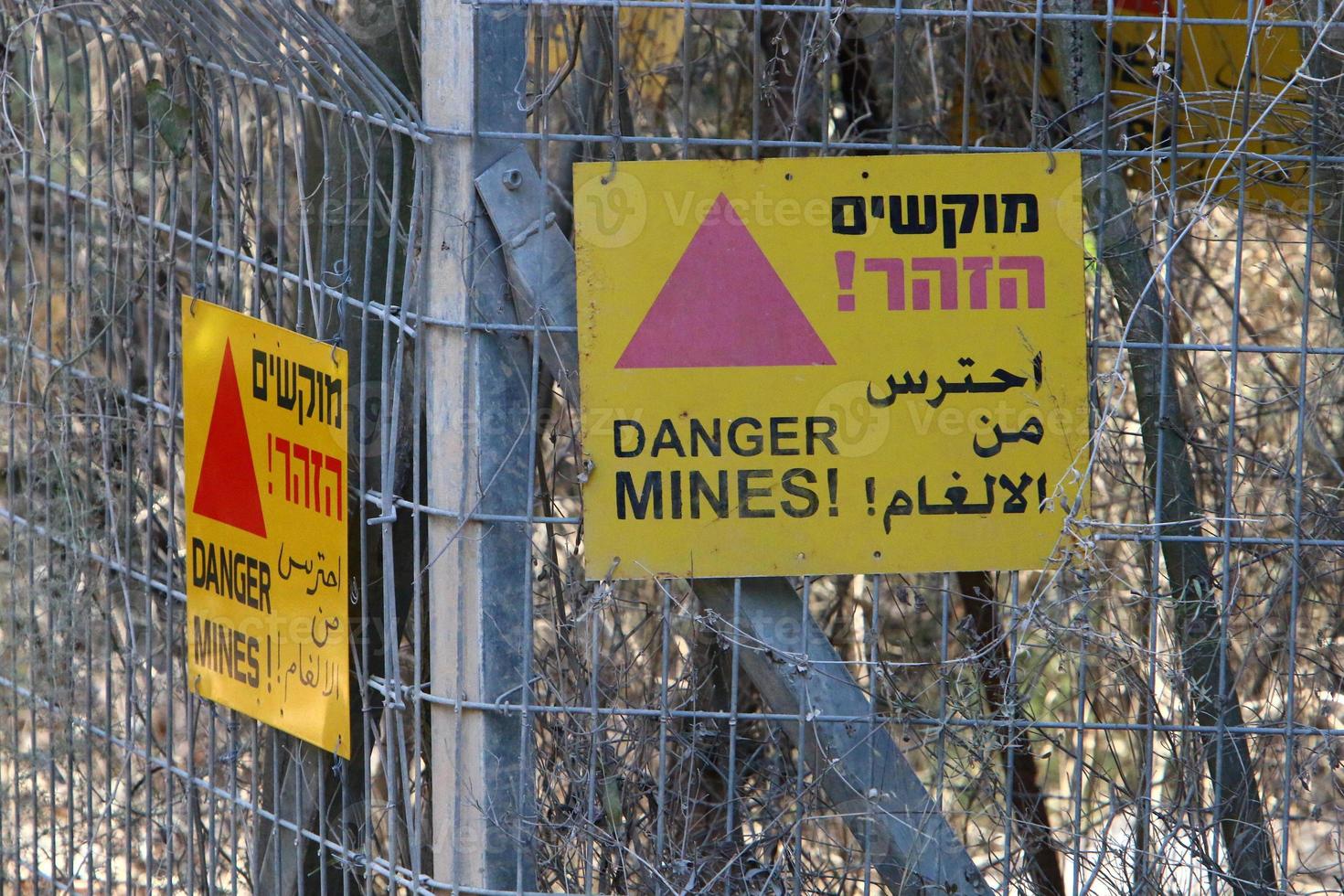 verkeersborden en borden in israël foto