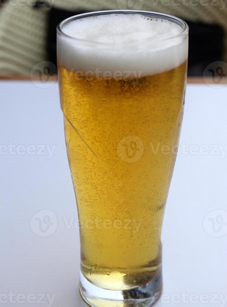 vers licht bier in een glas. foto