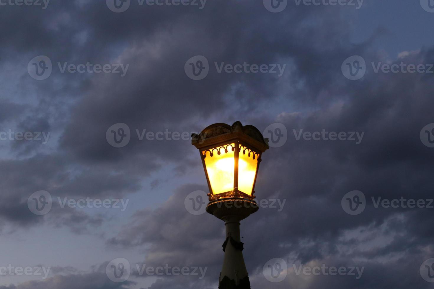 lantaarn - een apparaat om 's nachts de straat te verlichten foto