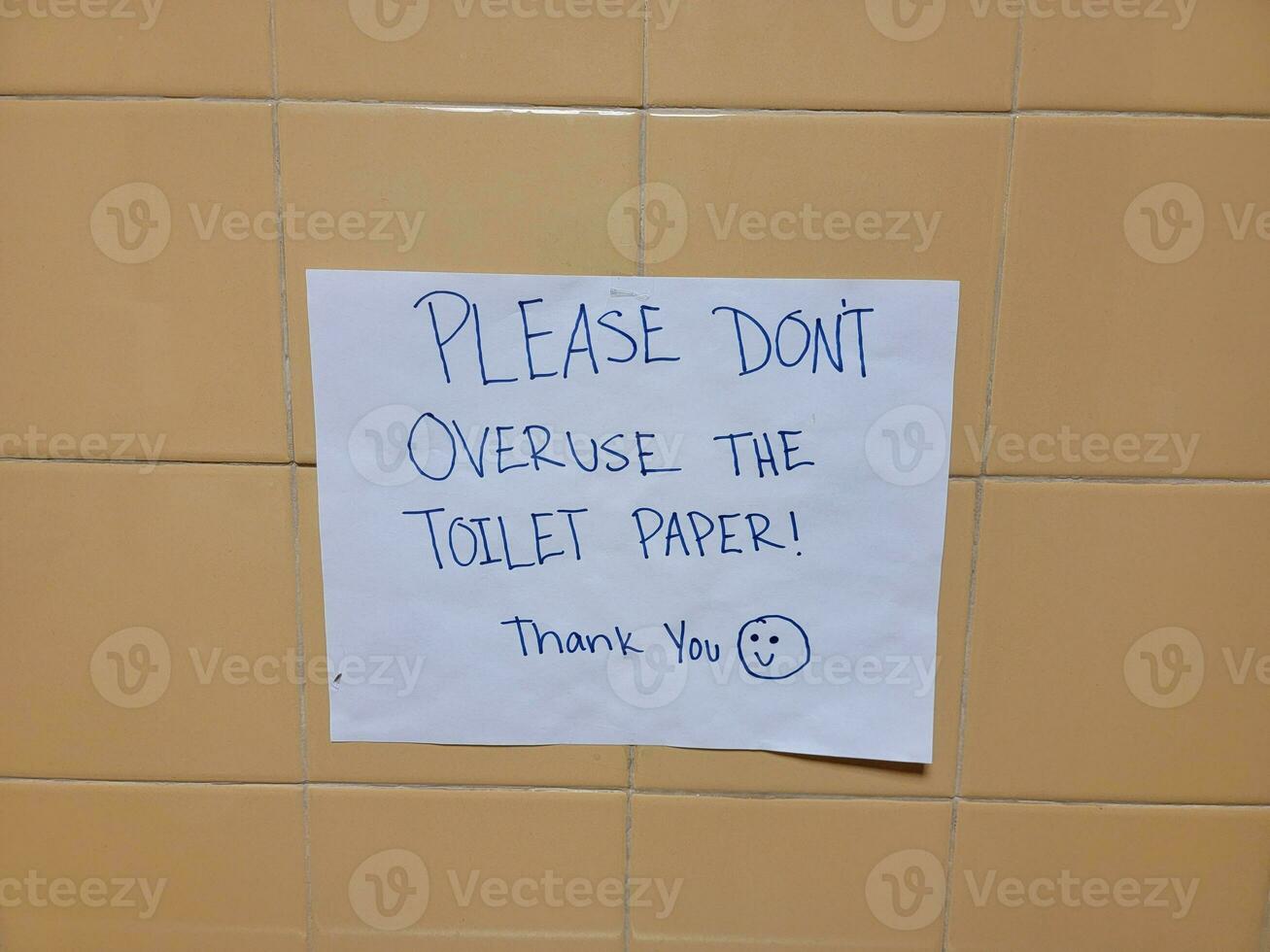 gebruik alsjeblieft niet te veel het wc-papierteken op de badkamermuur foto