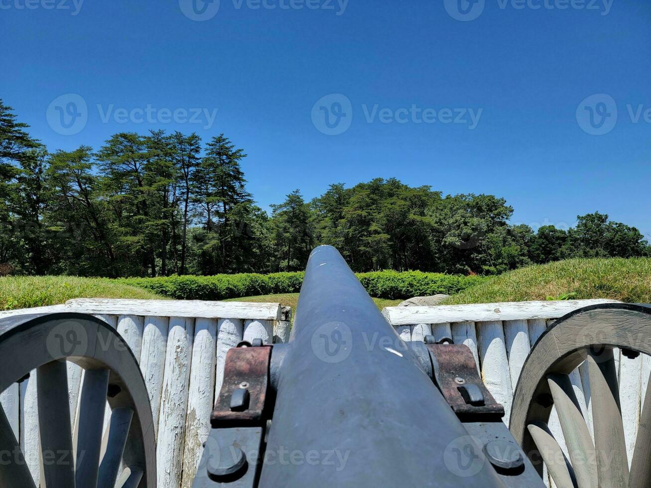 metalen kanon artillerie met wielen en fort muur foto