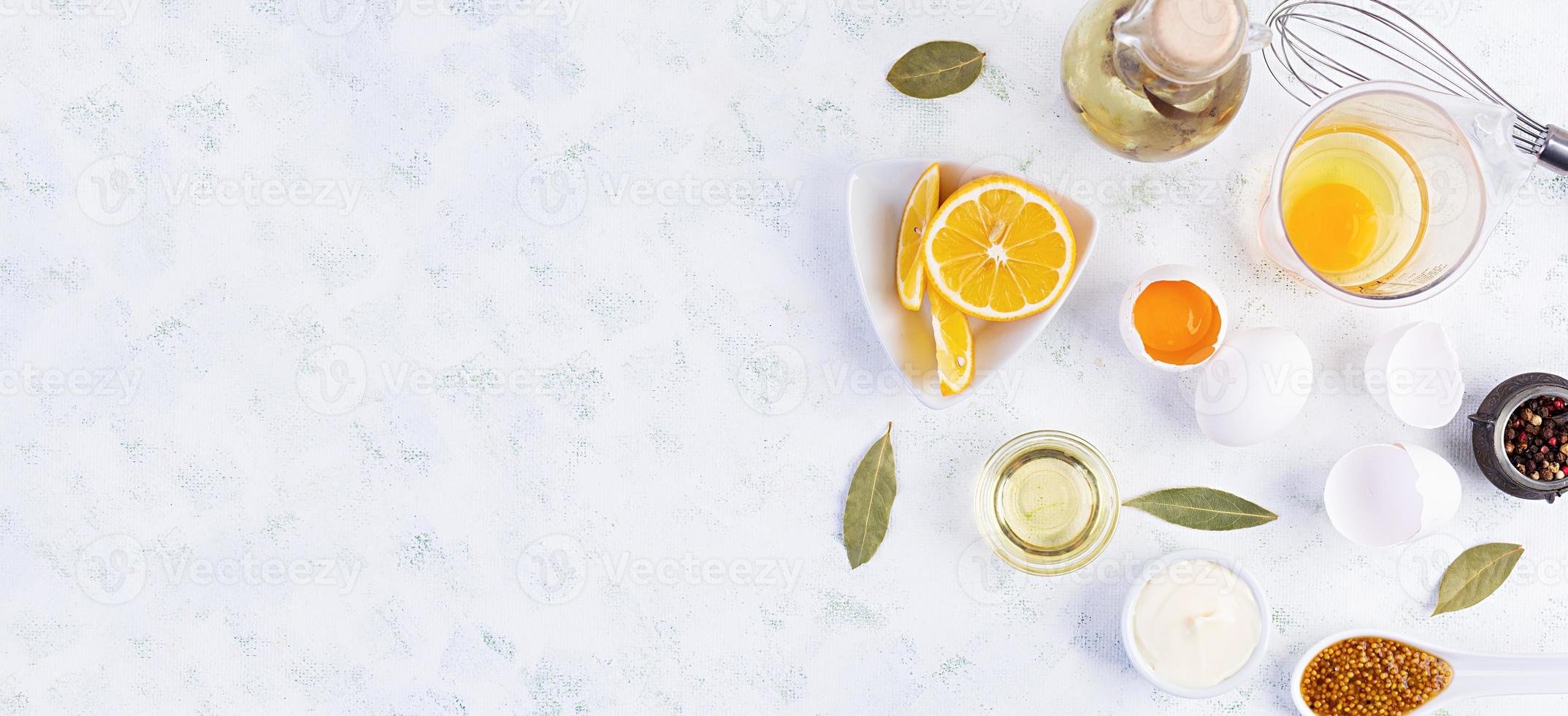 ingrediënten voor mayonaise. heerlijke zelfgemaakte mayonaise met ingrediënten voor saus. gezond zelfgemaakt eten. bovenaanzicht foto