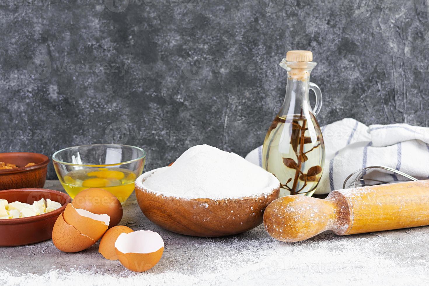 bloem en ingrediënten voor het maken van deeg. ingrediënten voor het bakken van pizza, brood, bakkerij foto