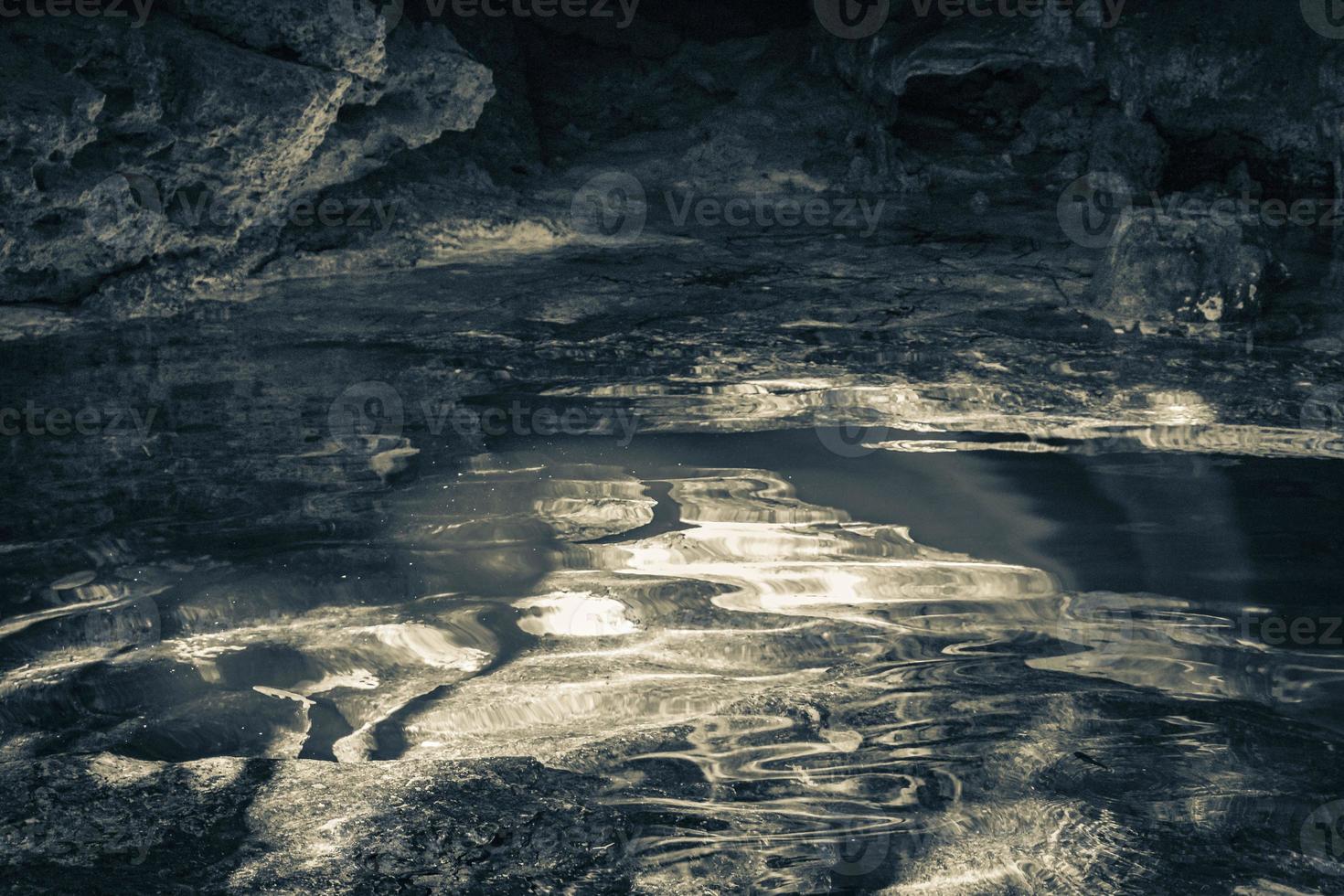 blauw turkoois water kalksteen grot sinkhole cenote tajma ha mexico. foto