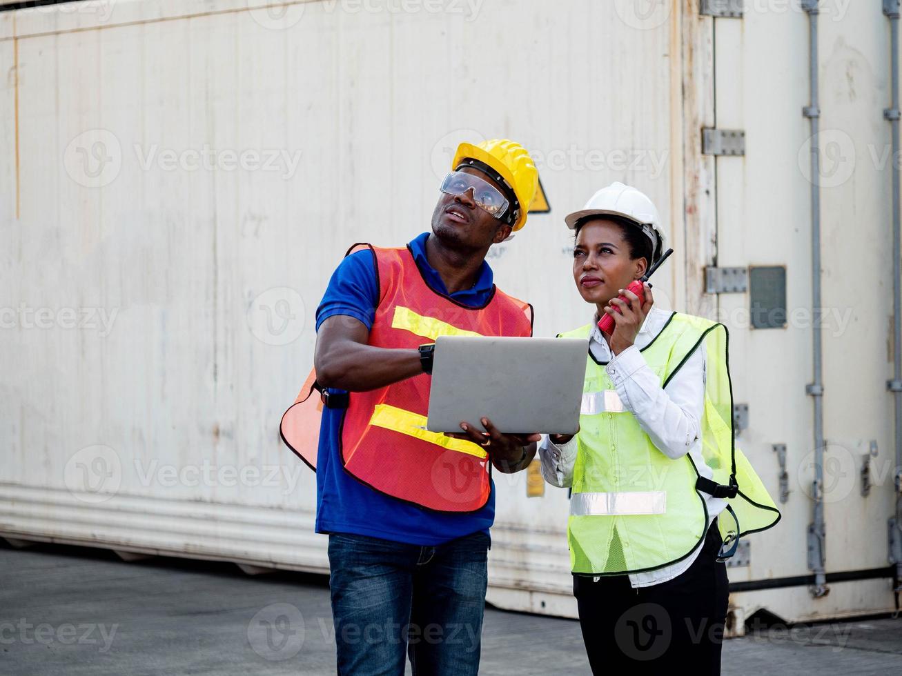 techniek supervisor vrouw zuid afrika zwarte huid praten bespreken voorman manager bedrijf kantoor fabriek kijken werk tablet computer notitieboekje verslag informatie import export container logistiek vracht foto