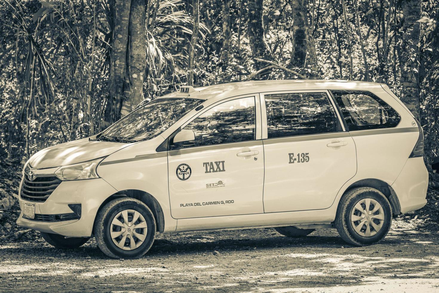 puerto aventuras quintana roo mexico 2022 taxi auto in tropische natuurlijke jungle playa del carmen mexico. foto