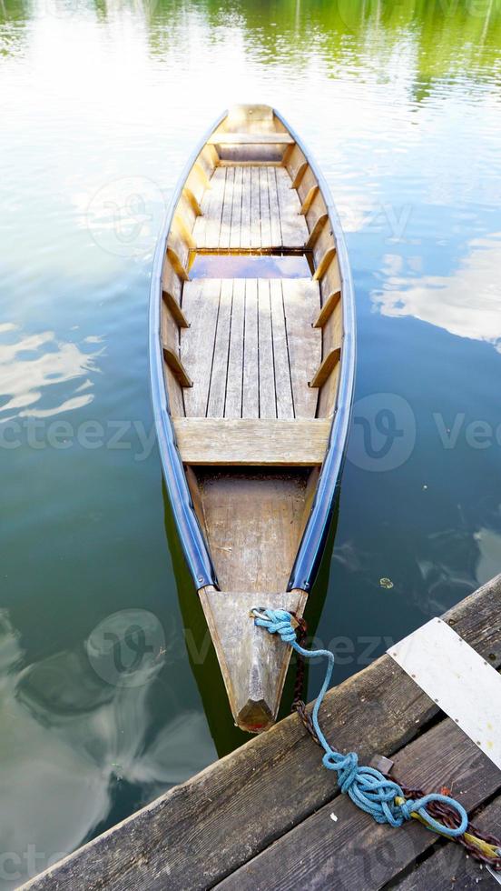 houten boot in het meer foto