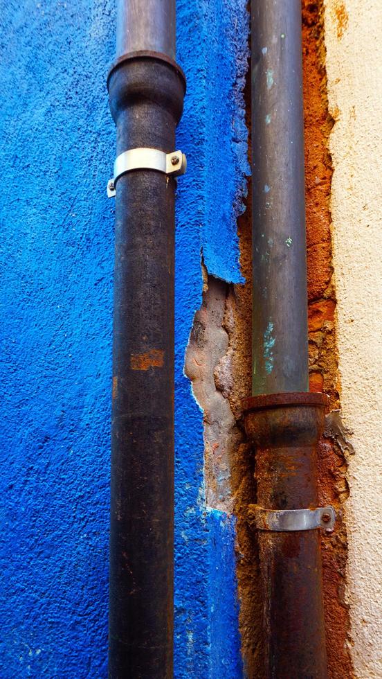 rustieke metalen pijp op blauwe kleur muur foto