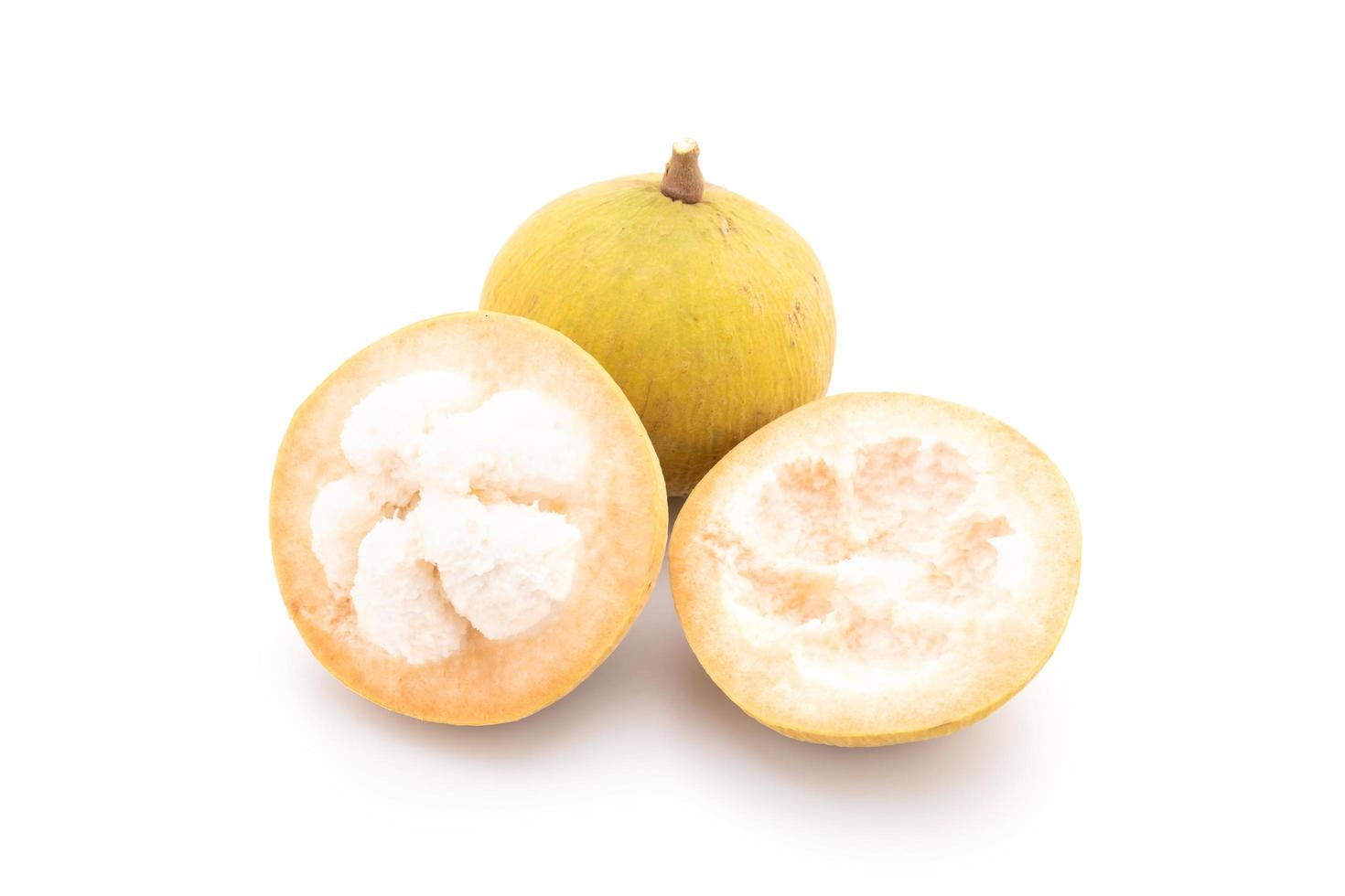 Santol fruit geïsoleerd op een witte achtergrond. voedsel en gezondheidszorgconcept foto