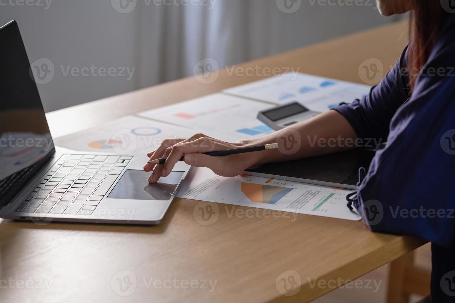 marketing, financieel, boekhouding, planning, team van zakenvrouwen analyseren bedrijfsresultaten en winst met grafiekstatistieken. gebruik een laptop en een rekenmachine om het saldo van het bedrijf te berekenen. foto