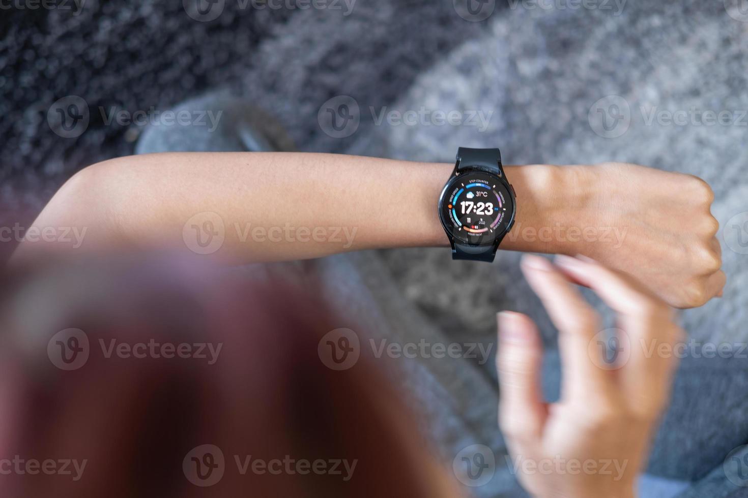 stress verlichten, spieren ontspannen, ademhaling oefenen, sporten, mediteren. vrouwen oefenen met een slim horloge om trainingsgegevens vast te leggen. foto