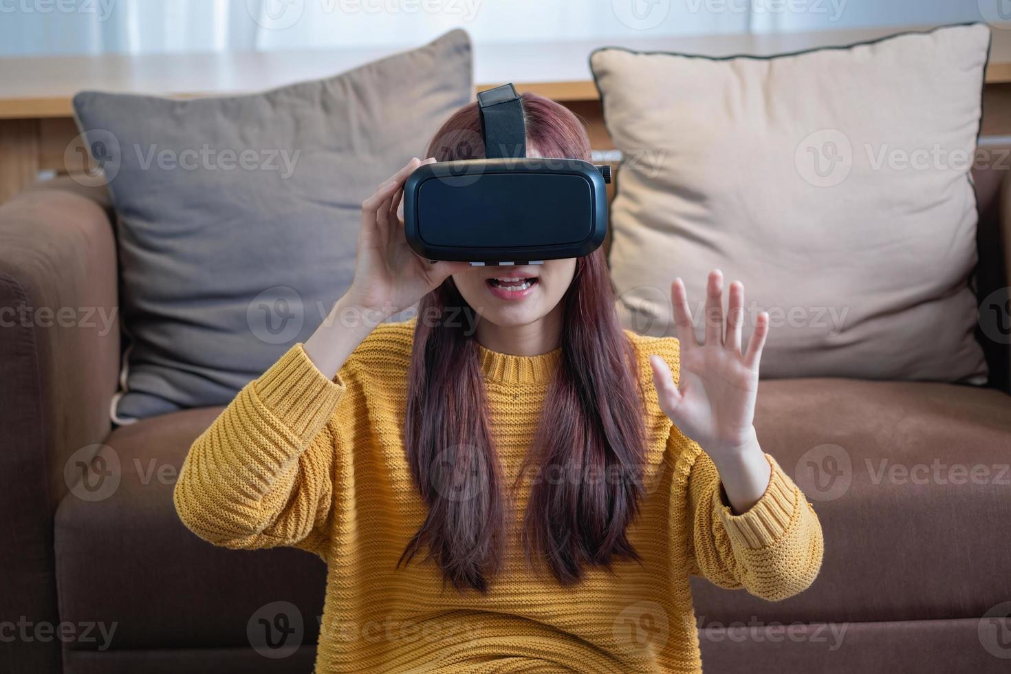 stress op vakantie verlichten gelukkige aziatische vrouw die thuis ontspant en vr 3d virtual reality-spel speelt op vakantie. foto