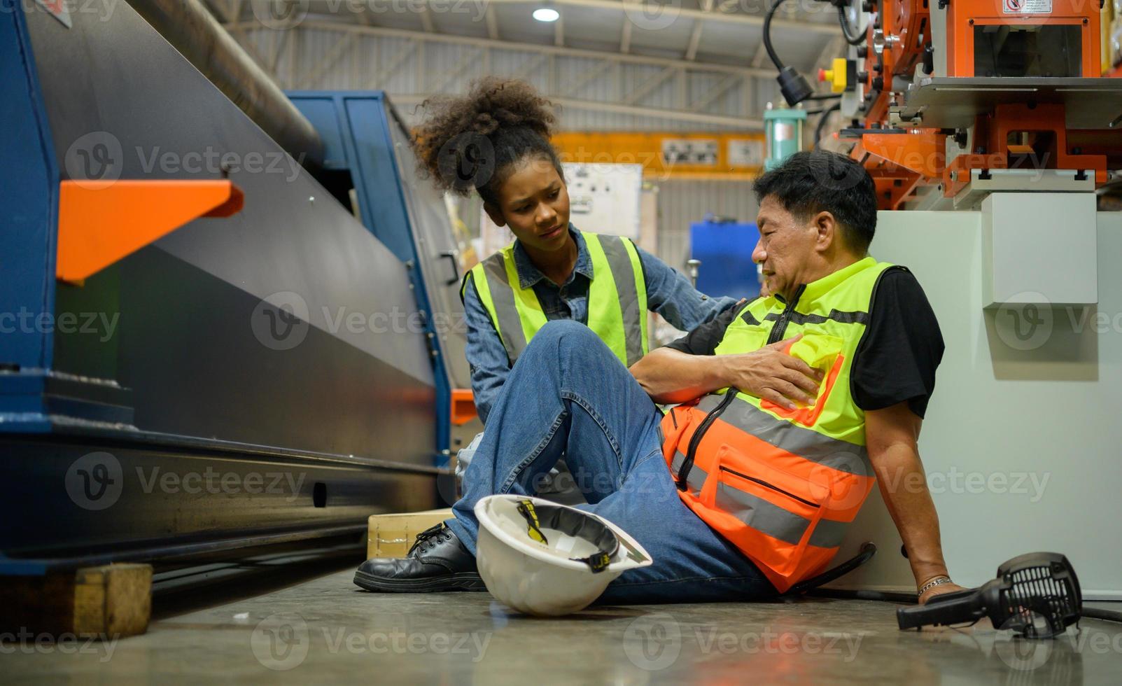 fabrieksarbeider hard aan het werk totdat de symptomen van een aangeboren ziekte verergeren foto