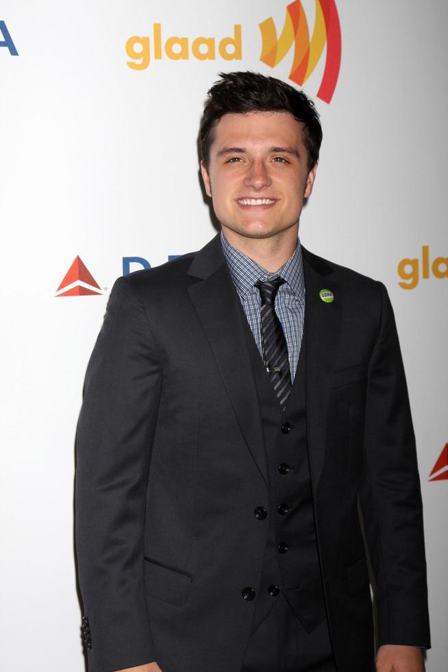 los angeles, 21 april - josh hutcherson arriveert op de 23e glaad media awards in het westin bonaventure hotel op 21 april 2012 in los angeles, ca foto