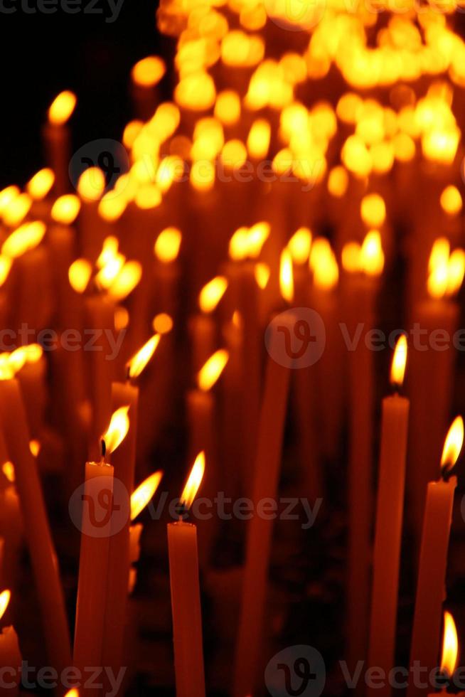 kaarslichtdecoratie in evenement of festival, soms een symbool van heilig zijn op religieuze plaatsen foto